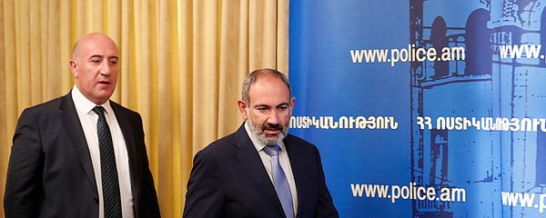 Премьер-министр Никол Пашинян и исполняющий обязанности начальника полиции Арман Саркисян перед заседанием руководящего состава Полиции (20 сентября 2019). Еревaн - Sputnik Արմենիա