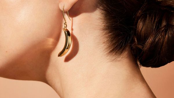 Золотые серьги в виде банана из коллекции Prada Fine Jewellery - Sputnik Արմենիա