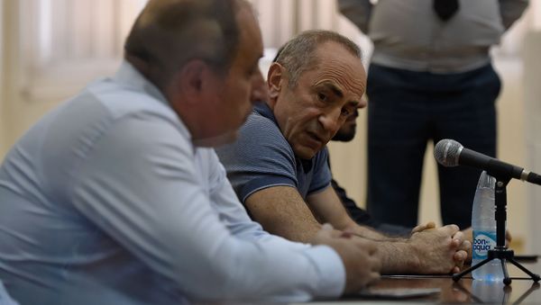 Реакция Роберта Кочаряна на оглашение решения суда о его освобождении под залог (20 сентября 2019). Еревaн - Sputnik Армения