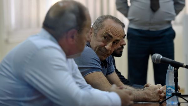 Реакция Роберта Кочаряна на оглашение решения суда о его освобождении под залог (20 сентября 2019). Еревaн Реакция Роберта Кочаряна на оглашение решения суда о его освобождении под залог (20 сентября 2019). Еревaн - Sputnik Армения