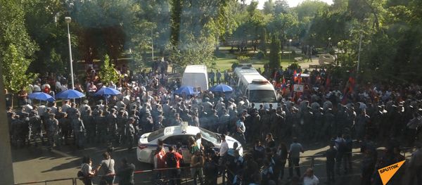 Что происходило у здания суда по делу Кочаряна Что происходило у здания суда по делу Кочаряна - Sputnik Армения