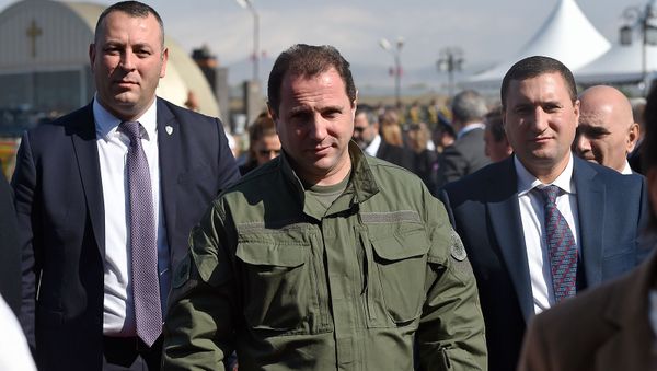 Министр обороны Давид Тоноян прибывает в Черную крепость на праздничные мероприятия Дня Независимости Армении (21 сентября 2019). Гюмри - Sputnik Արմենիա