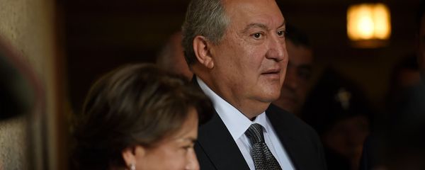 Президент Армен Саркисян с супругой Нунэ прибывают в Черную крепость на праздничные мероприятия Дня Независимости Армении (21 сентября 2019). Гюмри Президент Армен Саркисян с супругой Нунэ прибывают в Черную крепость на праздничные мероприятия Дня Независимости Армении (21 сентября 2019). Гюмри - Sputnik Армения