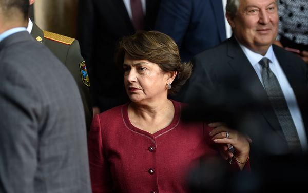 Президент Армен Саркисян с супругой Нунэ прибывают в Черную крепость на праздничные мероприятия Дня Независимости Армении (21 сентября 2019). Гюмри - Sputnik Армения