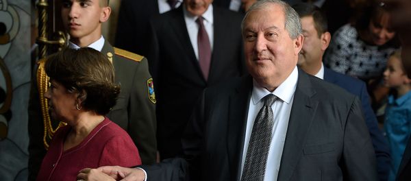 Президент Армен Саркисян с супругой Нунэ прибывают в Черную крепость на праздничные мероприятия Дня Независимости Армении (21 сентября 2019). Гюмри - Sputnik Армения