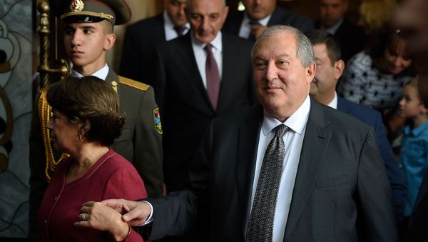 Президент Армен Саркисян с супругой Нунэ прибывают в Черную крепость на праздничные мероприятия Дня Независимости Армении (21 сентября 2019). Гюмри - Sputnik Армения