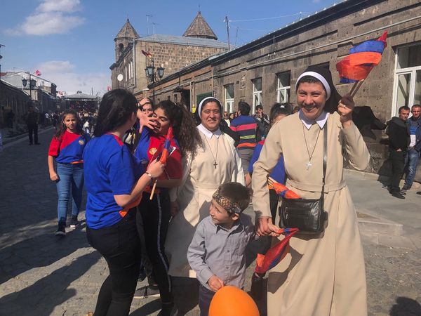 «Ծո՛, ինչղ լավ է, հբը օր կսեինք` աշխարհի կենտրոնը Գյումրին է». տոնական հայրաքաղաքը - Sputnik Արմենիա