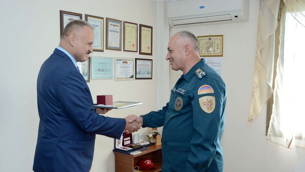 Гендиректор ЮКЖД Сергей Валько вручил благодарственные грамоты и именные часы сотрудникам МЧС Армении (21 сентября 2019). Ванадзор - Sputnik Армения