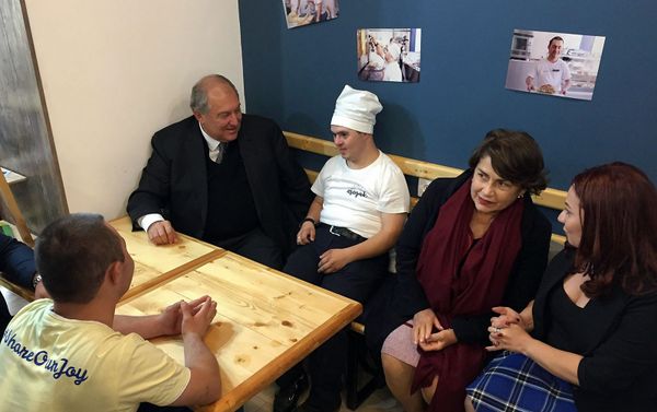 Президент Армен Саркисян с супругой Нунэ Саркисян в рамках празднования Дня Независимости Армении посетил пекарню-кафе Арегак (21 сентября 2019). Гюмри - Sputnik Արմենիա