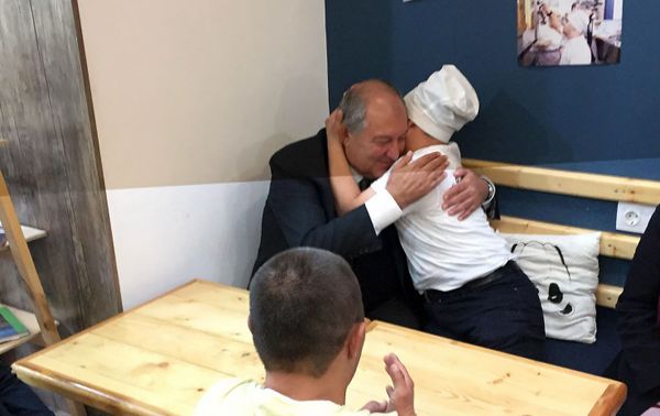 Президент Армен Саркисян с супругой Нунэ Саркисян в рамках празднования Дня Независимости Армении посетил пекарню-кафе Арегак (21 сентября 2019). Гюмри - Sputnik Արմենիա