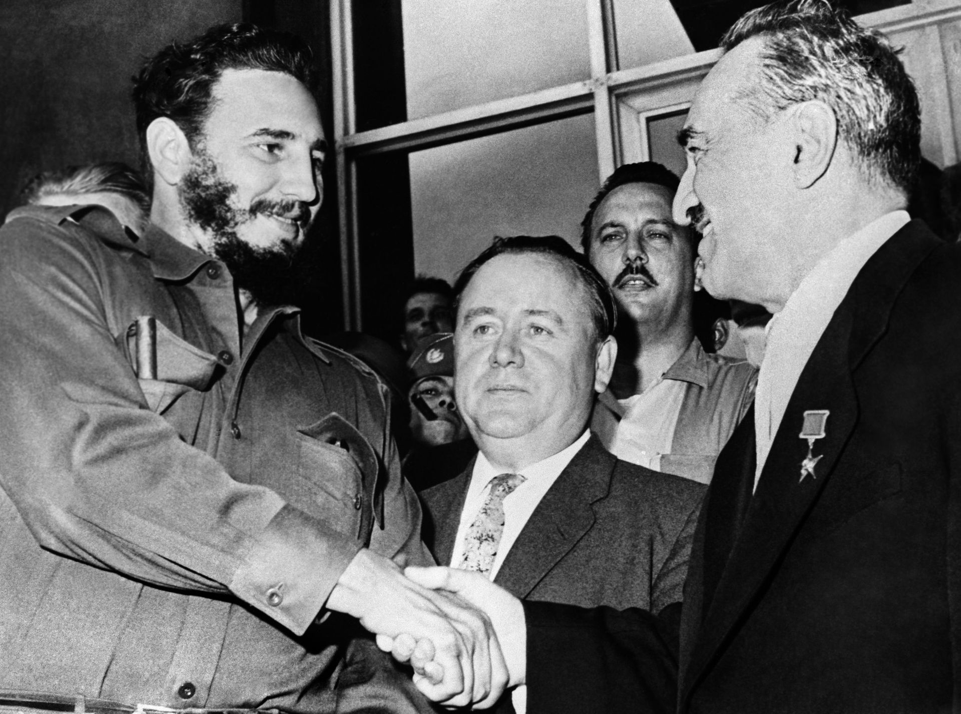 Анастас Микоян и Фидель Кастро - Sputnik Армения, 1920, 24.11.2021