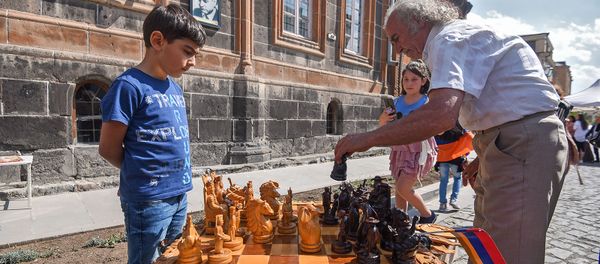 Создатель шахматной доски Азат Григорян во время народных гуляний в День Независимости Армении (21 сентября 2019). Гюмри - Sputnik Արմենիա