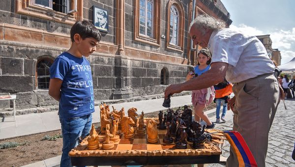 Создатель шахматной доски Азат Григорян во время народных гуляний в День Независимости Армении (21 сентября 2019). Гюмри - Sputnik Армения