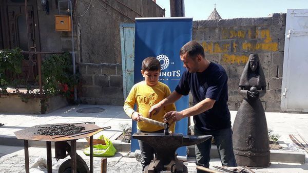 Кузнец Ваан Мноян демонстрирует свое ремесло во время народных гуляний в День Независимости Армении (21 сентября 2019). Гюмри - Sputnik Армения