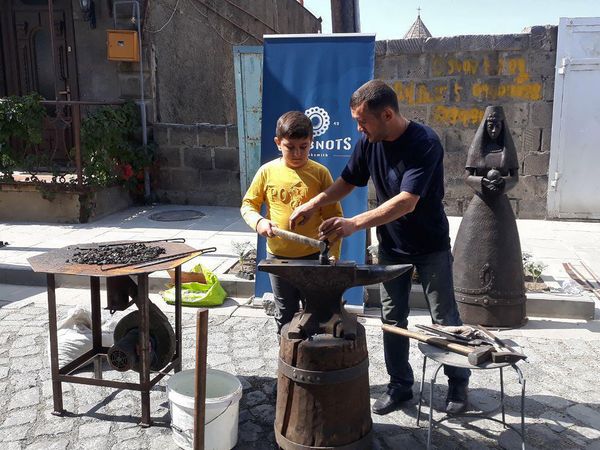 Ահռելի շախմատը, պղնձե կինն ու գունավոր հոլը. գյումրեցին կյանք է տալիս փայտին ու երկաթին - Sputnik Արմենիա