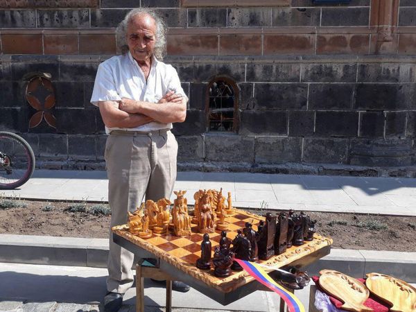 Ահռելի շախմատը, պղնձե կինն ու գունավոր հոլը. գյումրեցին կյանք է տալիս փայտին ու երկաթին - Sputnik Արմենիա
