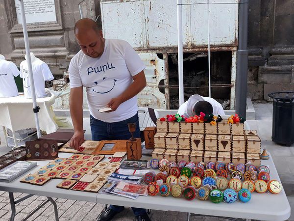 Ահռելի շախմատը, պղնձե կինն ու գունավոր հոլը. գյումրեցին կյանք է տալիս փայտին ու երկաթին - Sputnik Արմենիա