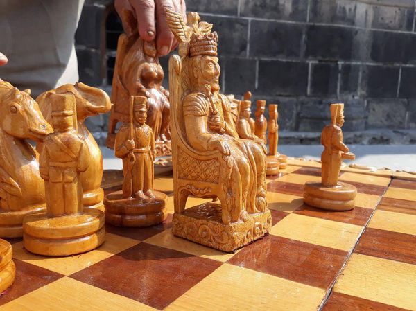 Ահռելի շախմատը, պղնձե կինն ու գունավոր հոլը. գյումրեցին կյանք է տալիս փայտին ու երկաթին - Sputnik Արմենիա