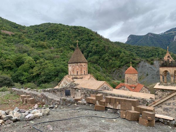 «Մեր ձեռքով տվեցինք, հետ եկանք...». Դադիվանքի վանահայրը չգիտի` ոնց են լքելու վանքը  - Sputnik Արմենիա