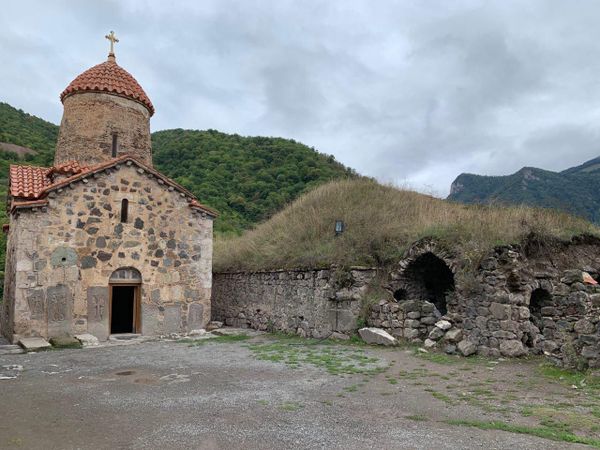 Վանքի անվտանգությունը հսկող քահանան. տեր Հովհաննեսը փորձում է փրկել Դադիվանքը փլուզումից - Sputnik Արմենիա