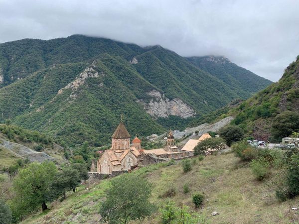 Վանքի անվտանգությունը հսկող քահանան. տեր Հովհաննեսը փորձում է փրկել Դադիվանքը փլուզումից - Sputnik Արմենիա