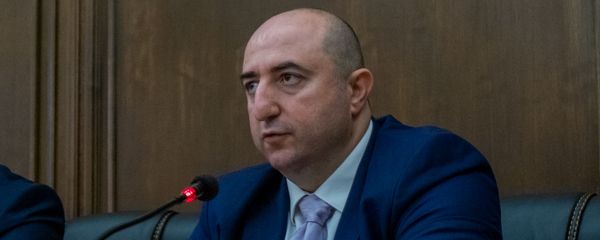 Заместитель председателя комиссии по финансово-кредитным вопросам парламента Армении Артак Манукян на пресс-конференции по итогам Парламентской ассамблеи ОЧЭС (23 сентября 2019). Еревaн - Sputnik Արմենիա