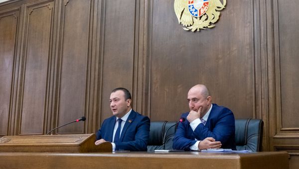 Вице-спикер парламента Армении Ваге Энфиаджян и зам.председателя комиссии по финансово-кредитным вопросам парламента Армении Артак Манукян на пресс-конференции по итогам Парламентской ассамблеи ОЧЭС (23 сентября 2019). Еревaн Вице-спикер парламента Армении Ваге Энфиаджян и зам.председателя комиссии по финансово-кредитным вопросам парламента Армении Артак Манукян на пресс-конференции по итогам Парламентской ассамблеи ОЧЭС (23 сентября 2019). Еревaн - Sputnik Армения