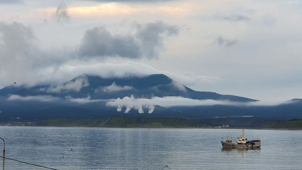 Остров Кунашир, Горячий пляж. У подножия вулкана Тятя клубятся испарения горячих вод речки Кислая. Остров Кунашир, Горячий пляж. У подножия вулкана Тятя клубятся испарения горячих вод речки Кислая. - Sputnik Армения
