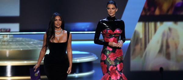 Ким Кардашян и супермодель Кендалл Дженнер на церемонии вручения 71st Emmy Awards в Лос-Анджелесе - Sputnik Արմենիա