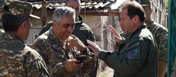 Министр обороны Давид Тоноян и пресс-секретарь минобороны Арцрун Ованнисян во время учения по мобилизации (24 сентября 2019). Абовян - Sputnik Армения