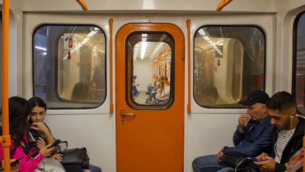 Пассажиры в вагоне ереванского метрополитена - Sputnik Армения