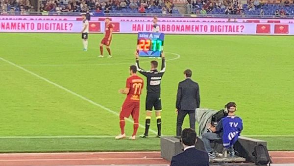 Полузащитник Генрих Мхитарян выходит на замену во время футбольного матча итальянской Серии А между командами Рома и Аталанта (25 сентября 2019). Рим - Sputnik Արմենիա