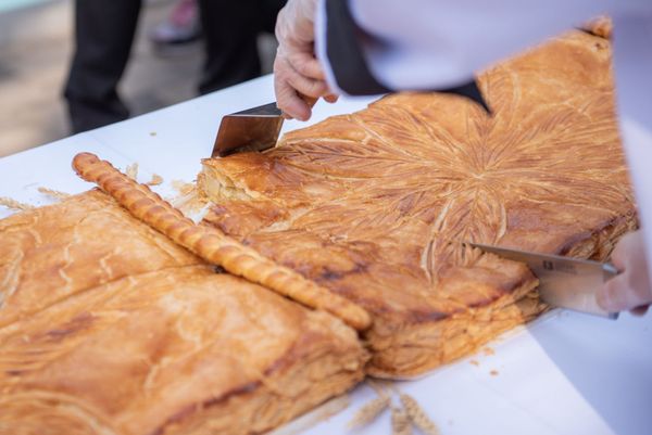 Кондитер Yeremyan Projects разрезает на куски гату во время мероприятия Самая длинная гата 2019 (26 сентября 2019). Еревaн - Sputnik Армения