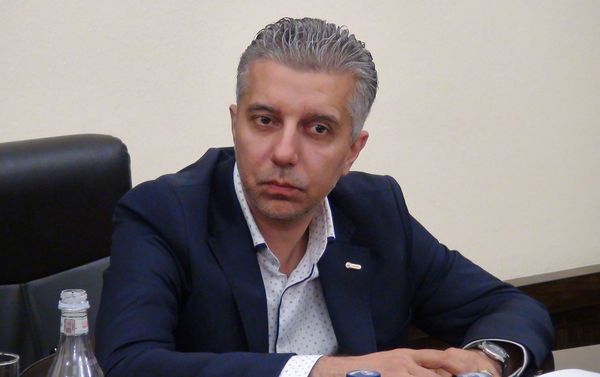Директор Фонда регионального развития Армяно-китайских отношений Владимир Симонянц на встрече с губернатором Ширака (26 сентября 2019). Гюмри - Sputnik Армения
