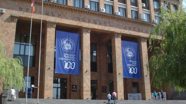 Фасад Ереванского государственного университета с баннером 100-летия (26 сентября 2019). Ереван - Sputnik Армения