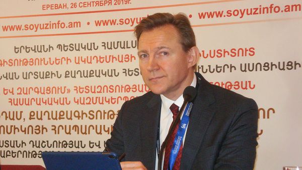 Директор Института Европы РАН Алексей Громыко выступает с публичной лекцией перед студентами факультета международных отношений ЕГУ (26 сентября 2019). Еревaн - Sputnik Армения