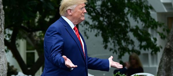Президент США Дональд Трамп прибывает на фотосессию с шерифами со всей страны на южной лужайке Белого дома (26 сентября 2019). Вашингтон - Sputnik Армения
