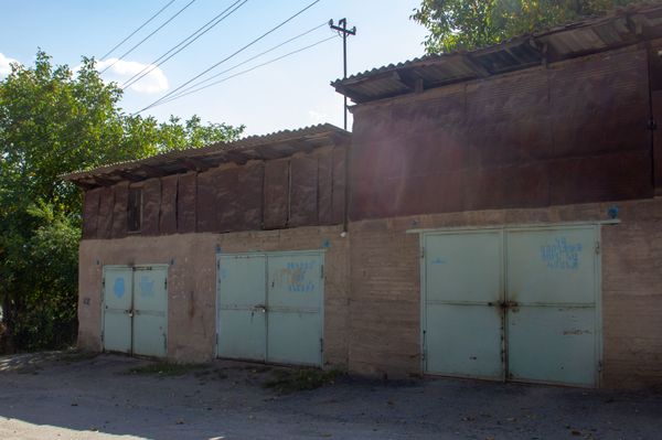Автомобильные гаражи в селе Личк Сюникской области Автомобильные гаражи в селе Личк Сюникской области - Sputnik Армения