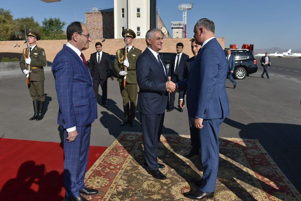 ՀՀ փոխվարչապետ Մհեր Գրիգորյանը «Զվարթնոց» օդանավակայանում դիմավորում է Մոլդովայի նախագահ Իգոր Դոդոնին - Sputnik Արմենիա