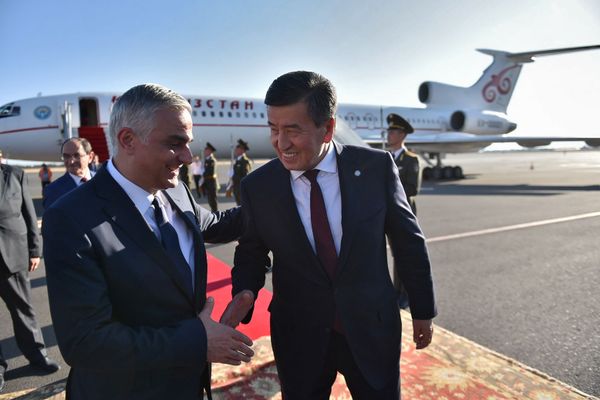 Вице-премьер Мгер Григорян встречает президента Кыргызстана Сооронбая Жээнбекова в аэропорту Звартноц (30 сентября 2019). Еревaн - Sputnik Армения