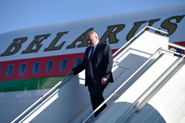 Президент Беларуси Александр Лукашенко выходит из самолета в аэропорту Звартноц (30 сентября 2019). Еревaн - Sputnik Армения