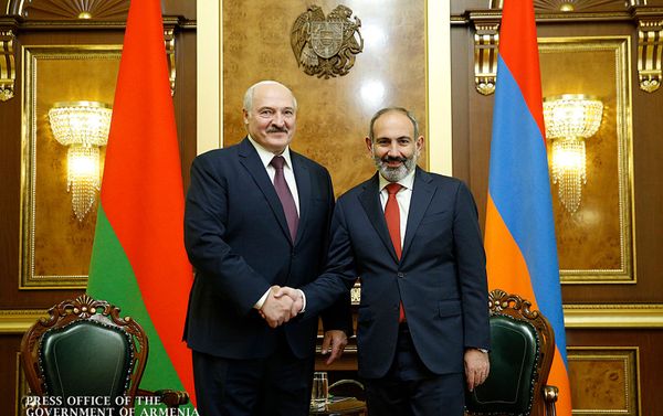 Встреча премьер-министра Армении Никола Пашиняна и президента Беларуси Александра Лукашенко (30 сентября 2019). Еревaн Встреча премьер-министра Армении Никола Пашиняна и президента Беларуси Александра Лукашенко (30 сентября 2019). Еревaн - Sputnik Армения
