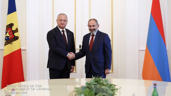 Встреча премьер-министра Армении Никола Пашиняна с президентом Молдовы Игорем Додоном (1 октября 2019). Ереван - Sputnik Армения