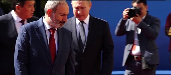Корреспондент Рустави 2 пытался задать вопрос Путину до заседания ЕАЭС в Ереване - Sputnik Армения