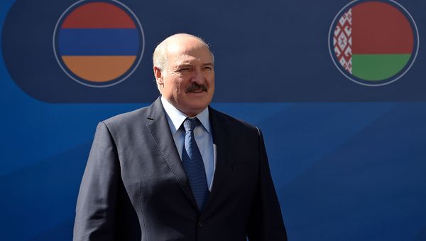 Президент Беларуси Александр Лукашенко перед началом заседания Высшего Евразийского Экономического Совета (1 октября 2019). Еревaн Президент Беларуси Александр Лукашенко перед началом заседания Высшего Евразийского Экономического Совета (1 октября 2019). Еревaн - Sputnik Армения