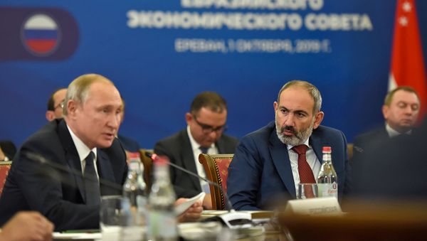 Премьер-министр Армении Никол Пашинян наблюдает за выступлением президента России Владимира Путина во время расширенного заседания Высшего Евразийского Экономического Совета (1 октября 2019). Еревaн Премьер-министр Армении Никол Пашинян наблюдает за выступлением президента России Владимира Путина во время расширенного заседания Высшего Евразийского Экономического Совета (1 октября 2019). Еревaн - Sputnik Արմենիա