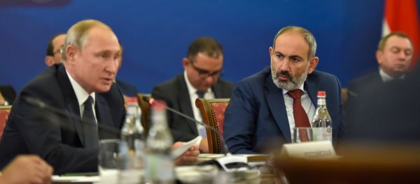 Премьер-министр Армении Никол Пашинян наблюдает за выступлением президента России Владимира Путина во время расширенного заседания Высшего Евразийского Экономического Совета (1 октября 2019). Еревaн - Sputnik Արմենիա