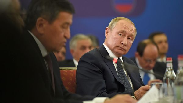 Президент России Владимир Путин наблюдает за выступлением президента Кыргызстана Сооронбая Жээнбекова во время расширенного заседания Высшего Евразийского Экономического Совета (1 октября 2019). Еревaн - Sputnik Армения