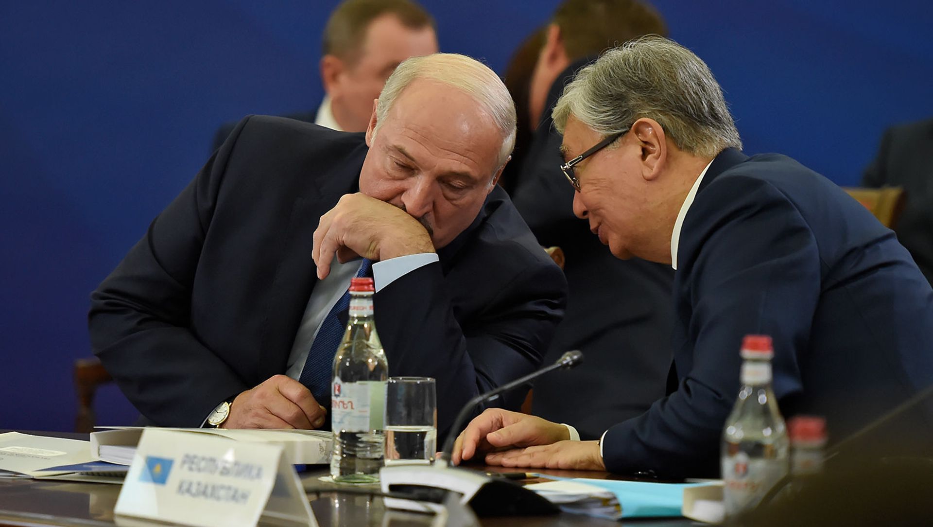 Президенты Беларуси и Казахстана Александр Лукашенко и Касым-Жомарт Токаев во время расширенного заседания Высшего Евразийского Экономического Совета (1 октября 2019). Еревaн Президенты Беларуси и Казахстана Александр Лукашенко и Касым-Жомарт Токаев во время расширенного заседания Высшего Евразийского Экономического Совета (1 октября 2019). Еревaн - Sputnik Армения, 1920, 09.05.2021