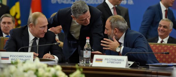 Президент России Владимир Путин, премьер-министр Никол Пашинян и председатель ЕЭК Тигран Саркисян во время расширенного заседания Высшего Евразийского Экономического Совета (1 октября 2019). Еревaн - Sputnik Արմենիա